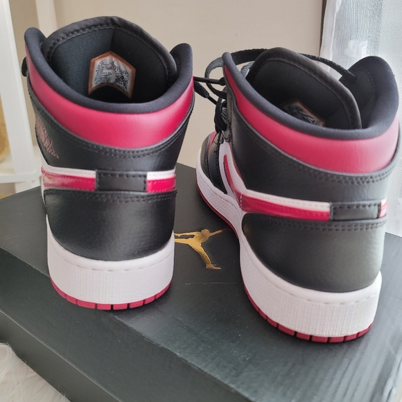 Nike Air Jordan 1 Mid (GS) " bred toe" 5.5 youth - Picture 5 of 13